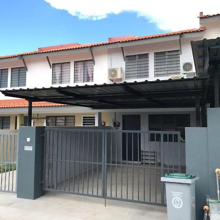 Oyo 90493 Jl Homestay Segamat Εξωτερικό φωτογραφία