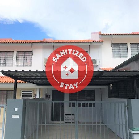 Oyo 90493 Jl Homestay Segamat Εξωτερικό φωτογραφία